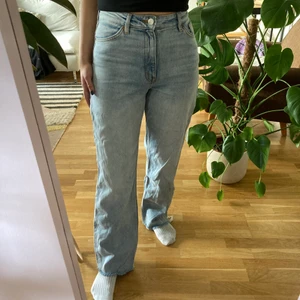 Taiki straight leg  - Ett par ljusblå Taiki straight leg, jag är 160 för referens. Använda ett fåtal gånger så dom är i fint skick! 💙🧵🦋