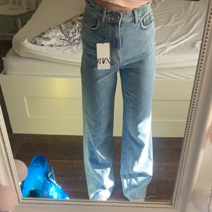 Zara jeans - Helt nya vida jeans från zara i modellen ”The 90’s full length”. Liiite för långa för mig som är 170cm ungefär. Storlek 34, säljes då jag tycker de är lite stora för mig. 250kr. Kan skickas mot fraktkostnad.