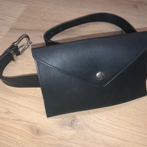 Bälte med väska  - Jättesmidig och bekväm o snygg. Aldrig använt. 