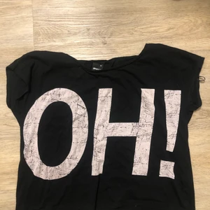 OH t-shirt - Nästan helt oanvänd t-shirt, ska väl mer va som en magtröja tror jag. Är xs på men funkar också som S