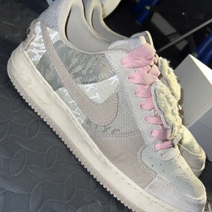 Nike Air force ”Cactus Jack Bone Marrow” - Air force customs från JWC från 2018/19, mild creasage vid toebox därav det lite reducerade priset. Annars väldigt bra skick då dom mest stått på hyllan. Har själv bytt till rosa snören men originalsnören fås med. Säljes för att dom blivit för små tyvärr:( HMU för bilder eller funderingar:)
