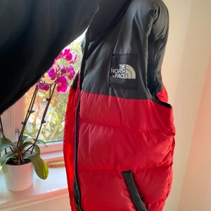 The north face väst  - Mycket sparsamt använd i fint skick, storlek S. Passar xs - M beroende på hur man vill att passformen ska vara 