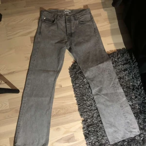 Hope Jeans kille - Jeans från Hope( , Hope rush demin jeans ) säljer åt en vän, används inte längre, sitter bra på, väldigt populära. Kostar 1600kr nya, en liten defekt 