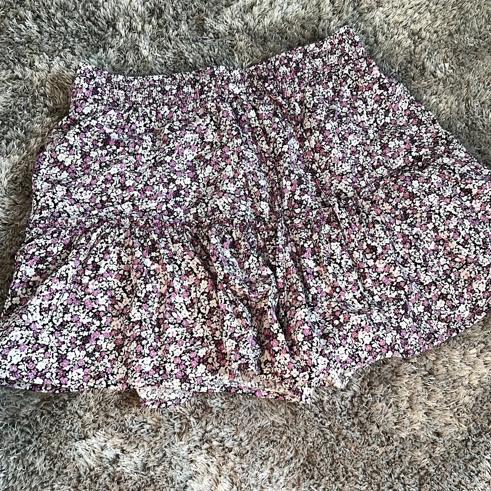 Säljer min superfina zara kjol med blommor säljer ändast den inte kommer till användning. Jag kan inte hitta den på hemsidan så att jag tror att den är slutsåld, aldrig andvänd så schiket är som ny!. Kjolar.