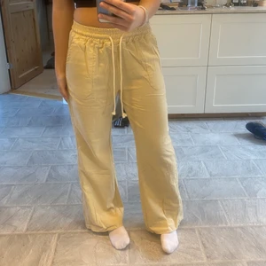 Linnebyxor - Säljer dessa  as snygga Roxy liknade  linnebyxor som jag köpte förra sommarn! Säljer för 300+frakt men om flera är intresserade blir det budgivning! JAG ÄR 165 cm!💕