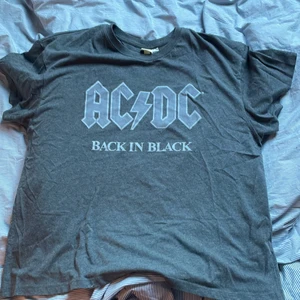 Acdc t-shirt XL - Stor bagy punk t-shirt. Skön och hyfsat tun.