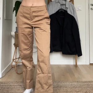 Lågmidjade byxor  - Så snygga byxor, lågmidjade! Har liknande! Står ingen storlek i dem men skulle gissa på storlek 36! Jag är 155cm o brukar bära XS! 