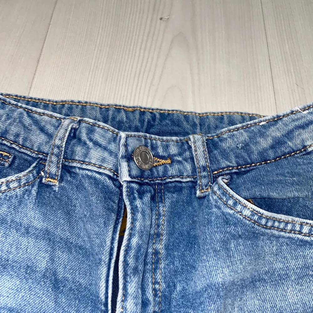 Blå jeans från h&m storlek 9-10 år 1 halv år gammalt . Jeans & Byxor.