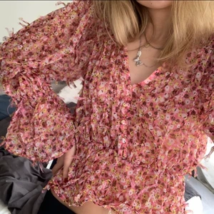 Zara blus - Jätte söt sommeig och blommig blus från zara!