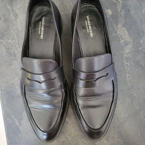 Vagabond loafers - Vagabond loafers i strl. 37. Enbart använda ett fåtal gånger och säljer dom eftersom dom tyvärr är lite för stora för mig. Nypris ca 1200 kr.