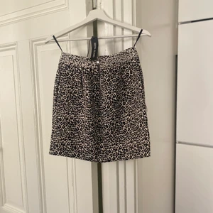 River Island kjol, taggar kvar - Oanvänd med taggarna fortfarande kvar. 