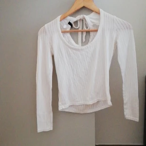 Vit topp med öppen rygg!! - Säljer min vita topp med öppen rygg från H&M. Har använt det ett tag men den har inga slitningar eller fläckar. Passar perfekt för sommaren☀️. Storlek: S Pris: 90 kr. Frakt:gratis