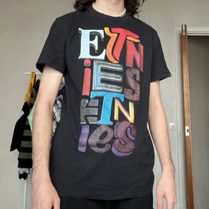 Etnies Skate Tee - En vintage Etnies svart tee med tryck! Storlek Men’s L men sitter som M. Modellen är 178cm.
