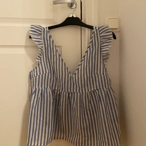 Topp - Jätte fin och söt sommartopp från shein😍😍😍jätte fint skick då den aldrig är använd pågrund av att jag fick hem den i fel storlek. 