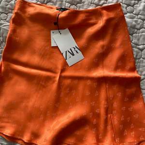 Säljer en jättefin orange kjol från Zara. Aldrig använd och prislappen finns kvar. Köpt för ett år sedan för 259kr.