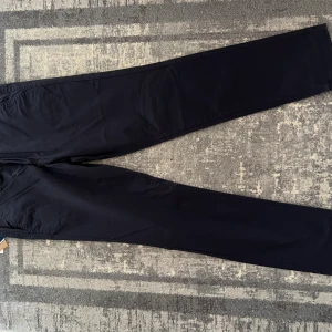 KOSTYM JEANS - HELT NYA - Helt nya kostym jeans, riktigt fina. Beställde fel storlek, nypris: 600