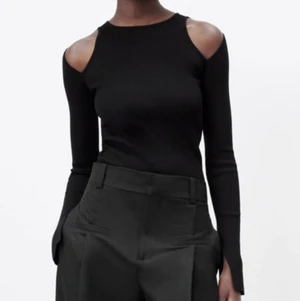 Zara topp - Helt ny! Stickad topp från Zara (samma som modellen bär fast grå). Storlek M men liten i storleken så motsvarar mer S :) 160 inkl frakt 🤍 