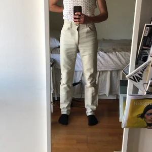 Gräddvita Byxor  - Byxor med lite hög midja i jeans-liknande bommulsmaterial. 