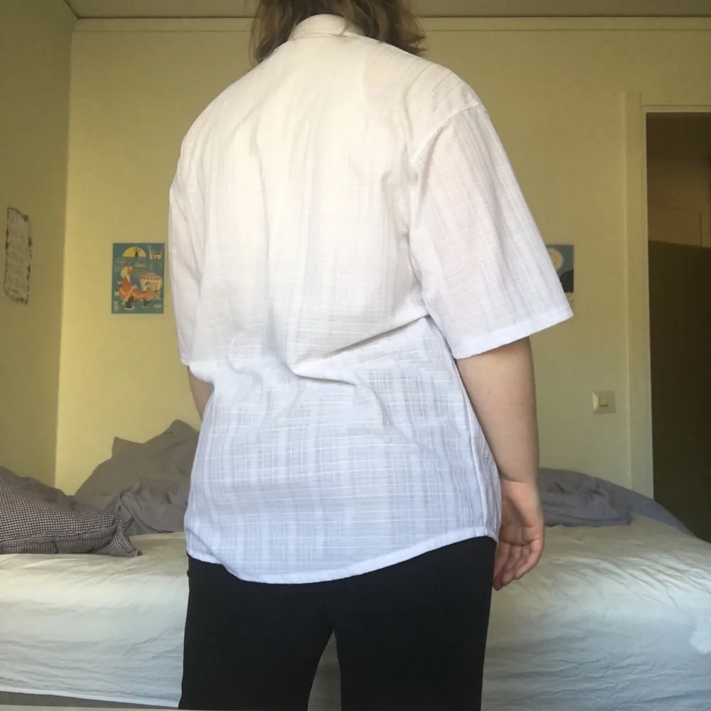 Kortärmad bowlingsskjorta. Vit med beiga detaljer. Två bröstfickor. Sval och skön. I fint skick. I strl XL, jag använder den som en oversized skjorta. Jag bär ofta L.. Skjortor.