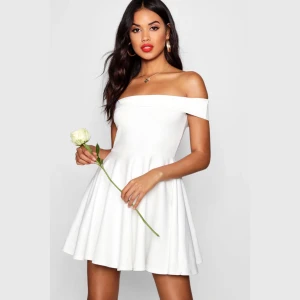 Studentklänning  - Helt oanvänd (prislapp kvar och i orginal förpackning) studentklänning! Säljs pågrund av att jag hittade en annan klänning! Storlek 38💙