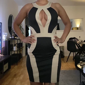 Kort fest klänning strl XS - En fest klänning väldig tajt och öppen liten urringad i mitten stretchig material 