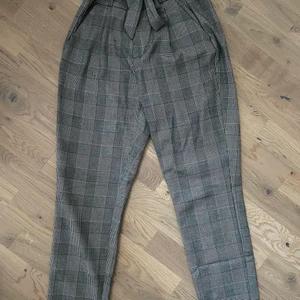 Paper-bag byxa strl XS/30 - Knappt använda. Höga i midjan. Köpta hos Vero Moda.