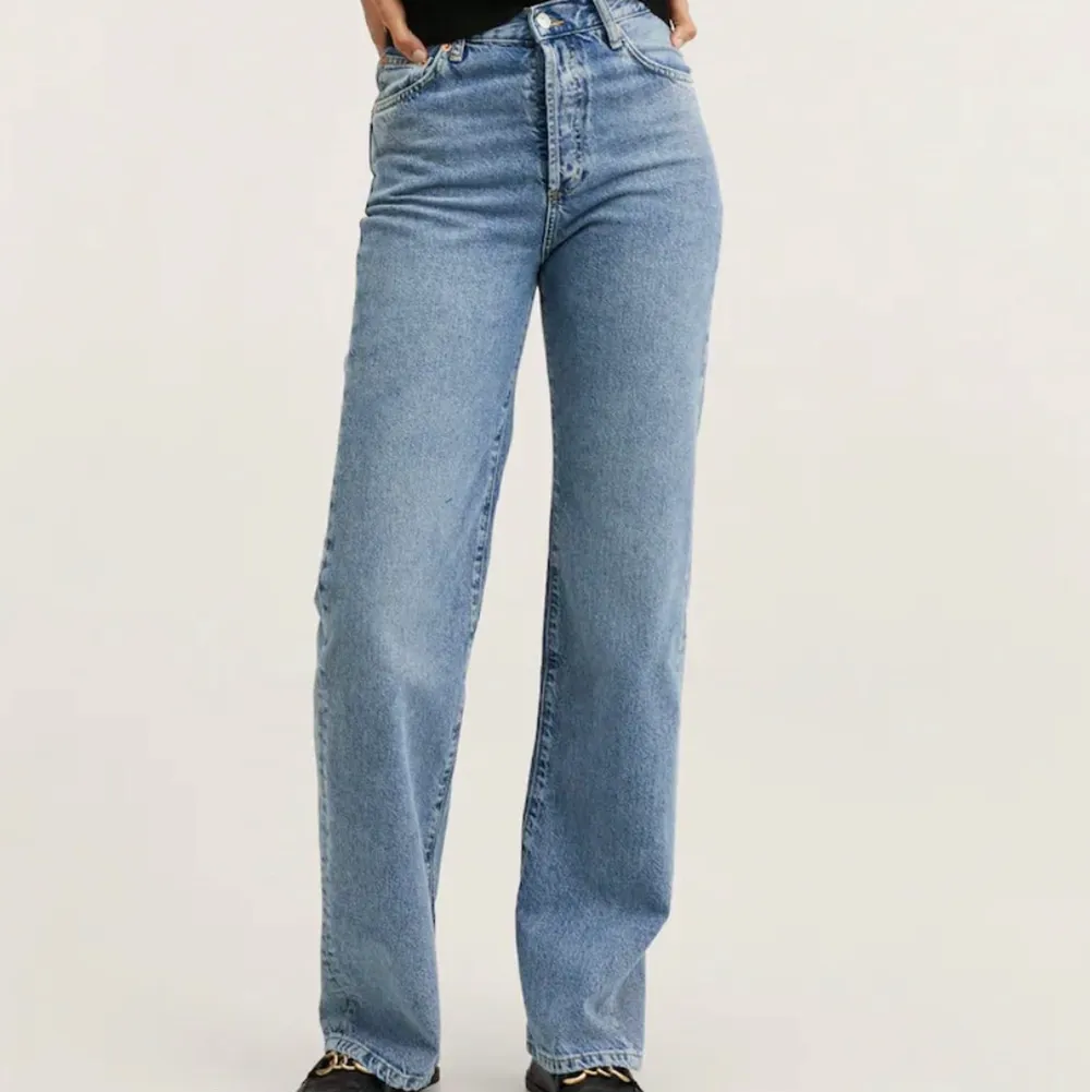 Blåa långa jeans från mango, köpta på nakd💕 inte exakt de som är på bilden då mina köptes förra året💕 ”avklippta” och innerbenslängden är 84cm💕 kom privat för fler bilder💕 kom även privat för mer info💕 köpta för 599kr och om fler är intresserade blir det budgivning💕. Jeans & Byxor.
