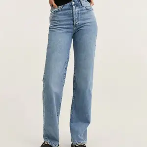 Blåa långa jeans från mango, köpta på nakd💕 inte exakt de som är på bilden då mina köptes förra året💕 ”avklippta” och innerbenslängden är 84cm💕 kom privat för fler bilder💕 kom även privat för mer info💕 köpta för 599kr och om fler är intresserade blir det budgivning💕