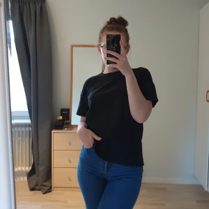 Svart t-shirt - Använd fåtal gånger. M men passar även S och L bra beroende på vilken passform man vill ha