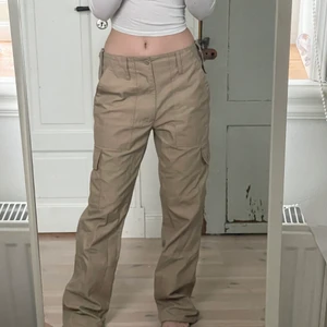 Cargo pants  - Skitsnygga midrise cargo pants från Urban Outfitters. Har användt ett par gånger, dem är i bra skick. Passar mig som är st xs/s.