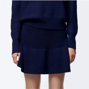 Stickad kjol - Helt ny kjol från zara med prislapp kvar. Storlek S. Säljer då jag har för mycket kläder. Hör av er vid frågor☺️