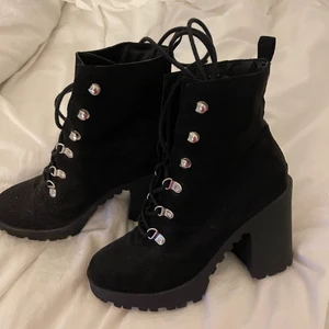 Boots - Snygga svarta boots från Nelly i storlek 37. Har endast använts ett fåtal gånger❣️ 