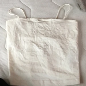 Vitt linne - Bra vitt linne extra tjockt matrial på insidan säljer för den va för stor den tvättas såklart innan den säljs, köparen  står för frakten, linnet är inte andvänd någon gång bara vid provning 