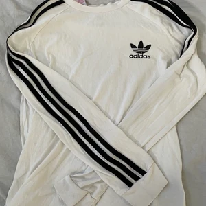 Adidaströja - Långärmad från adidas, fint skick, köparen står för frakten på 49kr 