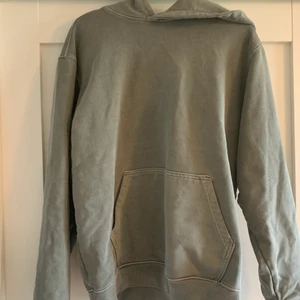 Weekday hoodie s -  bara använd ett fåtal gånger. Grå/grön färg. Storlek s men passar ganska stort.