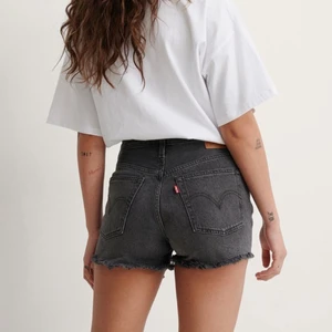 Levis 501 shorts - Gråa Levis 501 shorts, knappt använda. Passar storlek 34-38. Nypris: 499kr