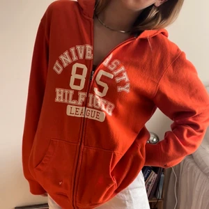 Zip-up - Sjukt cool och snygg orange zip-up med tryck. Köpt på Beyond retro men är fortfarande mjuk och skön att ha på sig. Tycker att denna tröja kan göra varje outfit snyggare och coolare i höst!
