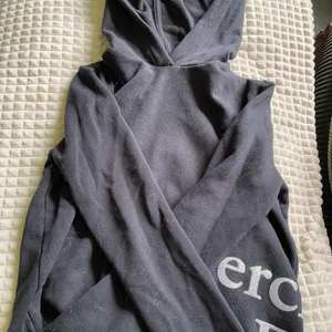 Abercrombie hoodie  - Najs hoodie som passar bra till de mesta aldrig använd inte ens testat 💞 original pris 500 kr 