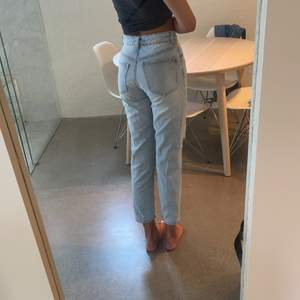 Nu säljer jag mina skit snygga zara jeans som jag verkligen tycker om! De är gott som nya och har ingen fläck. Säljer eftersom de är för korta på längden på mig. Storlek: 32 och min längd är 168,5 cm. Du står för frakten👍😁 skriv om ni vill ha bilder/ fråg