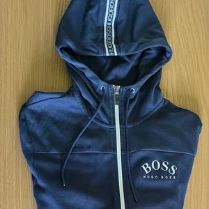 HUGO BOSS DRESS/TRACKSUIT - Hugo boss dress/tracksuit storlek S. Använd men i väldigt bra skick. Tror att nypris var 2700, oklart.