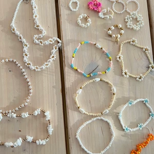 Smycken - Gör egna smycken, både halsband, armband och ringar. Alla som finns på bilden finns men gör också utöver önskemål och färger! Armband 59kr/st halsband 89kr/st och ringar 25kr/st. Finns också paketpris. Kolla gärna in Instagram - JULIDESIGN 💓