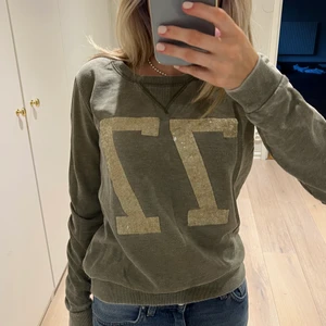 Maison Scotch tröja - Maison Scotch tröja med 77 tryck med paljetter, superskön i storlek XS/S💚💚