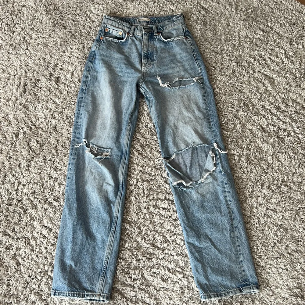 Jag säljer dessa jeans för att dom är för små 💕. Jeans & Byxor.