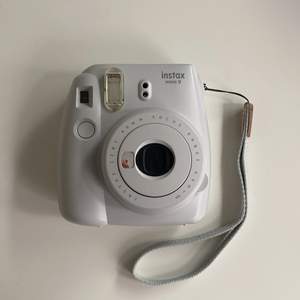 Jag säljer en ljusgrå fuji polaroidkamera. Perfekt för att ta fina bilder!!
