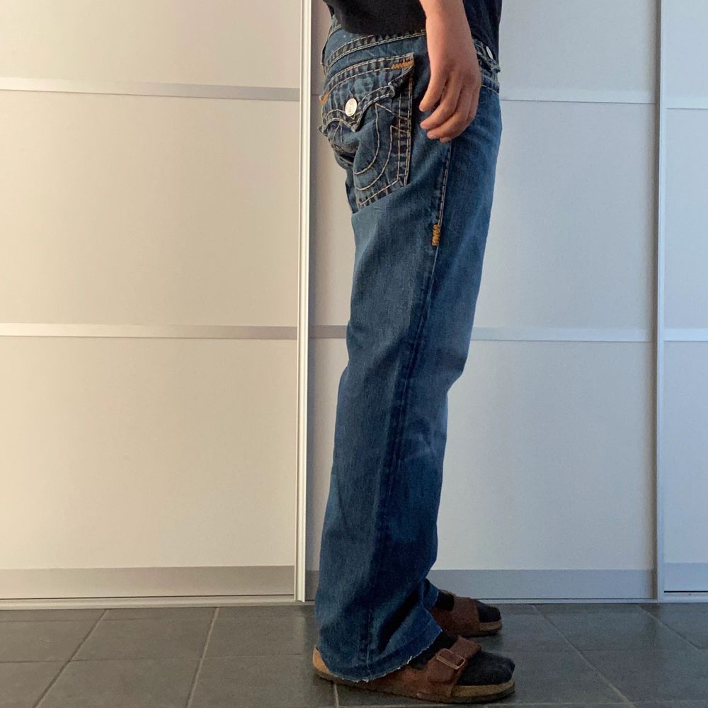 Intressekoll på dessa feta vintage trueys i modellen Billy super T. Skitnajs fickor och perfekt passform. Jag är 183cm och brukar ha ca 33/32 i jeans! Midja 46cm, innerben 79cm. Skriv för mått, frågor eller fler bilder! . Jeans & Byxor.