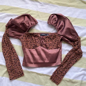 Asos tröja - Såå fin tröja som man kan ha både vanligt och som off-shoulder! Passar både till finare tillställningar och fest Storlek 38 men passar även på mig som är en 36a💞💞💞💞💞