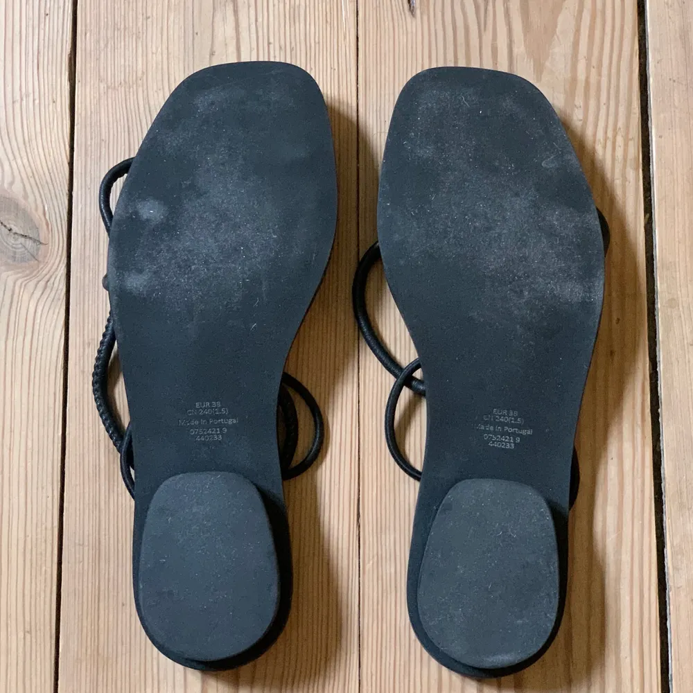 Svarta cleana sandaler i läder från COS. Aldrig använda utomhus. Nån gång inomhus. Bandet som går runt hälen är elastiskt. Som nya.  Eventuell slitning beror på att de köptes på rea och har blivit prövade i butik. . Skor.