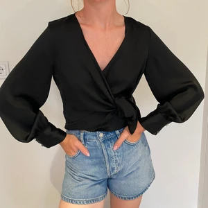 Zara, svart blus. - Sjukt fin svart blus från Zara i storlek M. Använd fåtal gånger. Med pärlknäppning på ärmen.