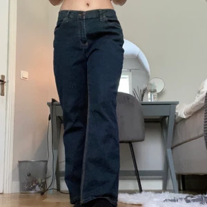 byxor - ( midjemåtten 68cm och innetbenslängden är 73 cm) dessa jeans e skit fina o köpta på second hand och bekväma o skit snygga! (förlåt för en dålig vinkel) dem är stora på hela benen men lite utsvängda på slutet av benen!