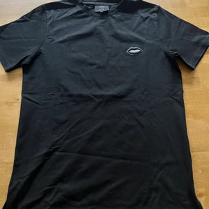 Svart stilren t-shirt - Snygg svart t-shit använd fåtal gånger.  Skick: 9/10